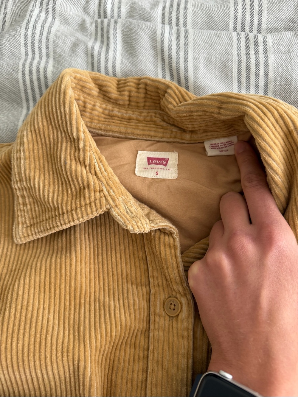 Levi's women’s remi size small Corduroy Button-Down Shirt Jacket in Mustard